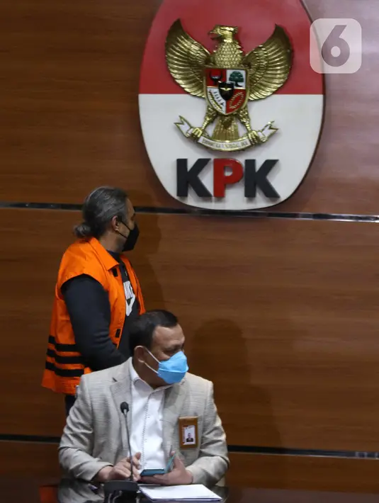 Ketua KPK Firli Bahuri saat konferensi pers terkait operasi tangkap tangan (OTT) perkara suap di Mahkamah Agung di gedung KPK, Jakarta, Jumat (23/9/2022). Suap diduga berkaitan dengan upaya kasasi di MA atas putusan pailit Koperasi Simpan Pinjam Intidana.  (Liputan6.com/Herman Zakharia)