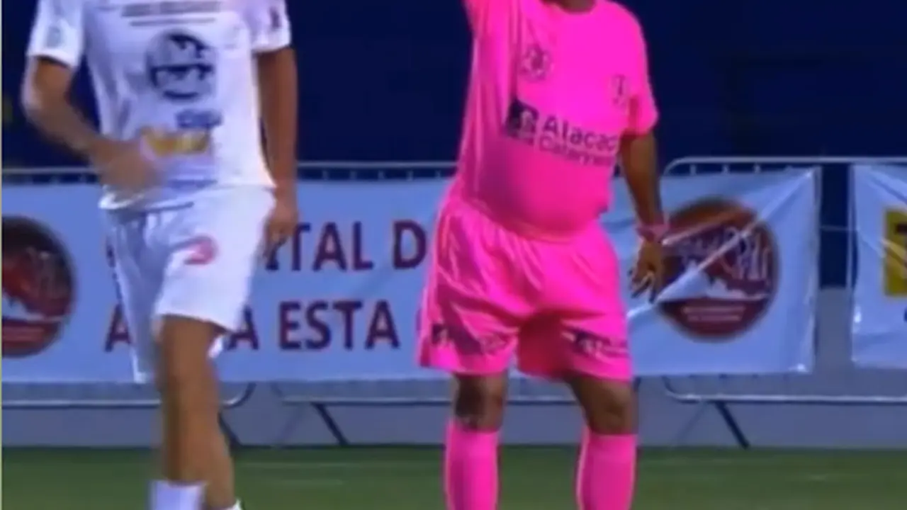 Pakai Baju Warna Pink, Ini Wasit Paling Gokil