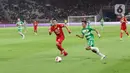 Pemain Persija Ryuji Utomo mengejar pemain Geylang International FC yang sedang membawa bola pada pertandingan persahabatan di SUGBK, Jakarta, Minggu (23/2/2020). Persija membungkam Geylang 3-1. (Liputan6.com/Angga Yuniar)