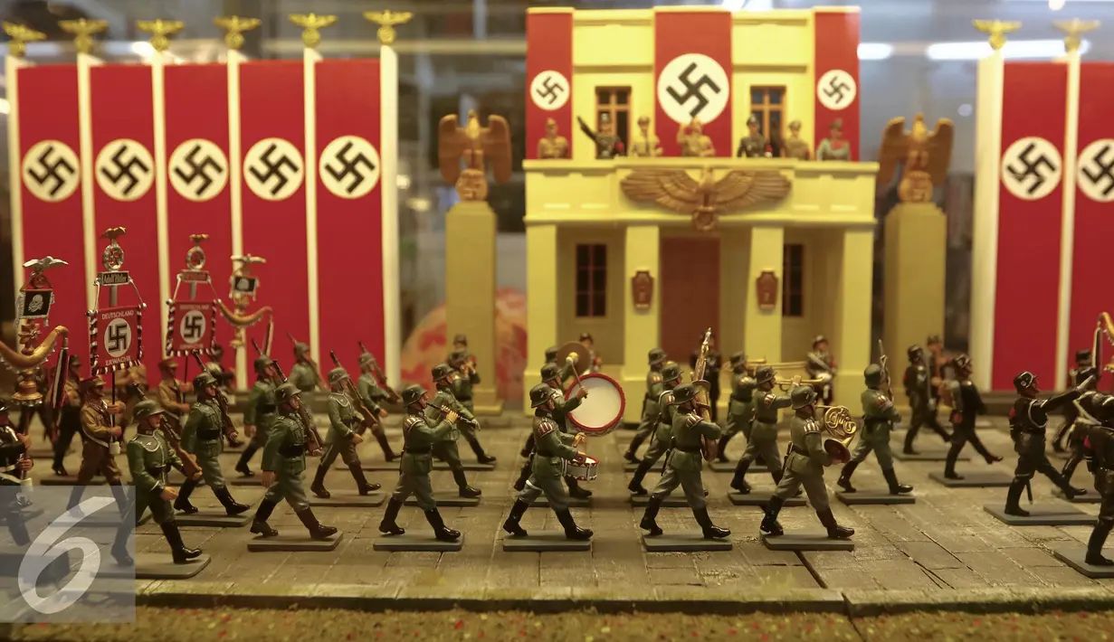 Miniatur tentara Nazi dipajang saat pameran Indonesia Comic Con di JCC, Jakarta, Sabtu (14/11). Lebih dari 80 produk baru dan eksklusif diperkenalkan pada pameran tersebut. (Liputan6.com/Fery Pradolo)