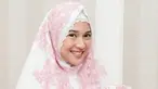 Juara pertama pada pemilihan GADIS Sampul 1996 ini memiliki paras yang anggun saat pakai mukena. Warganet pun terpesona dengan cantiknya Dian Sastrowardoyo pakai mukena. Aura cantiknya Dian ini semakin terpancarkan saja dengan mukena. (Liputan6.com/IG/therealdisastr)