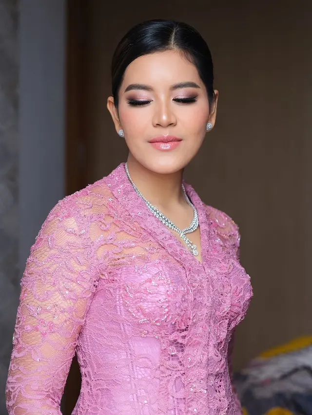 Pesona Kahiyang Ayu Dipulas Pinkish Glam Makeup yang Dipadu dengan Beragam Warna Kebaya