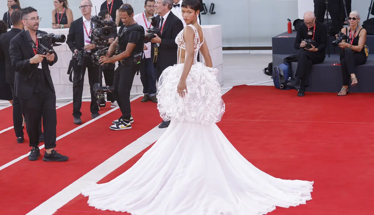 <p>Bagian bawah gaun yang menarik perhatian menampilkan desain peplum besar di atas rok putri duyung yang agak tipis. (Photo by Vianney Le Caer/Invision/AP)</p>