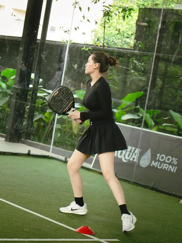Gaya Aaliyah Massaid Olahraga Padel Usai 1 Bulan Melahirkan, Tetap Stylish dan Aktif