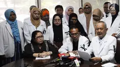 Perwakilan Komunitas Kesehatan Peduli Bangsa, dr Bakta (kanan) memberi keterangan terkait meninggalnya petugas KPPS, Panwaslu, dan polisi saat Pemilu 2019, Jakarta, Kamis (9/5/2019). Mereka menyebut banyaknya petugas yang meninggal sebagai bencana kesehatan nasional. (Liputan6.com/Herman Zakharia)