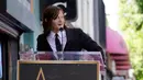 Aktor Norman Reedus berbicara kepada orang banyak saat upacara untuk memberinya bintang di Hollywood Walk of Fame, Los Angeles, Amerika Serikat, 27 September 2022. Norman tampak berkelas dalam setelan jas hitam dengan celana berkaki lebar dan dasi bergaris hitam yang serasi. (AP Photo/Chris Pizzello)