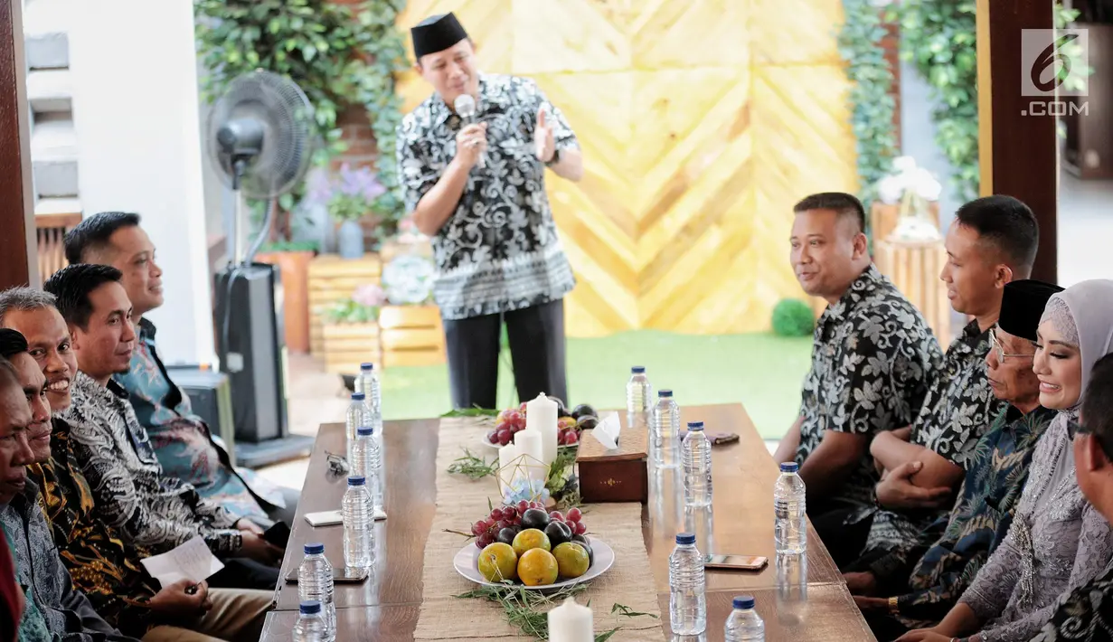 Suasana prosesi lamaran aktris Shinta Bachir dengan anggota DPRD Sidrap, Idham Masse di kawasan Bambu Apus, Jakarta, Sabtu (8/9). Pasangan yang terpaut usia 13 tahun tersebut melangsungkan lamaran, setelah mereka taaruf. (Liputan6.com/Faizal Fanani)