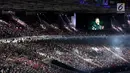 Penyanyi Citra Scholastika mengibur penonton jelang pembukaan Asian Games 2018 di Stadion Gelora Bung Karno, Jakarta, Sabtu (18/8). Dengan slogan "Energy of Asia", upacara pembukaan Asian Games mengusung budaya khas Indonesia. (Liputan6.com/ Fery Pradolo)
