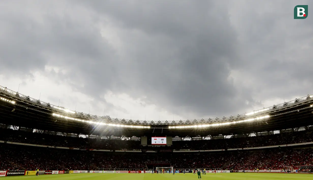 Penampakan awan gelap menggelayut di atas langit Stadion Utama Gelora Bung Karno (SUGBK), Jakarta, Kamis (29/12/2022) saat pertandingan Timnas Indonesia melawan Thailand pada laga Piala AFF 2022. (Bola.com/M Iqbal Ichsan)