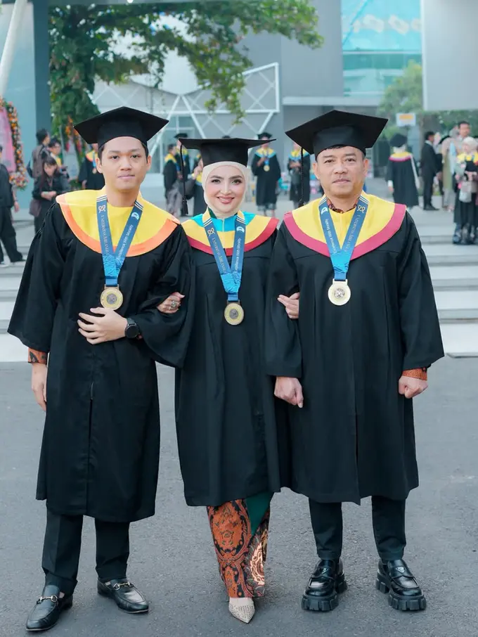 Ashanty saat Wisuda Menyandang Gelar Doktor bersama Anang dan Azriel. [@ashanty_ash]