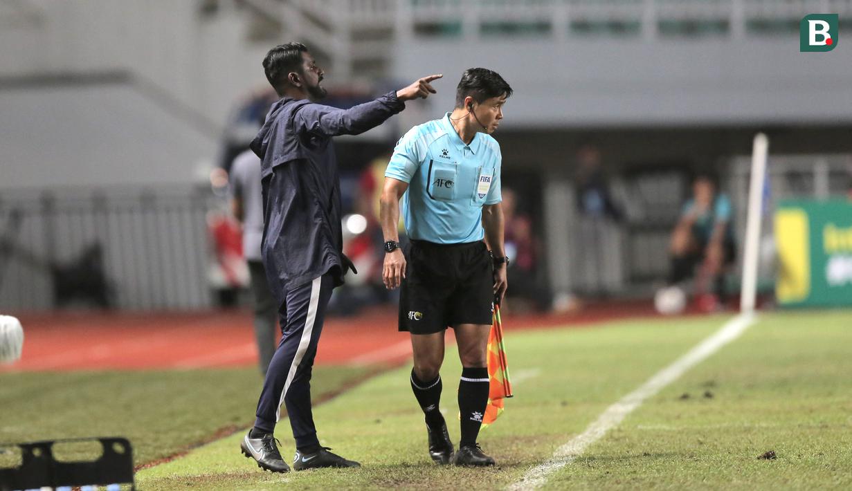 Saat memberikan indtruksi ia terlihat menghalangi laju hakim garis yang bertugas. (Bola.com/Ikhwan Yanuar)