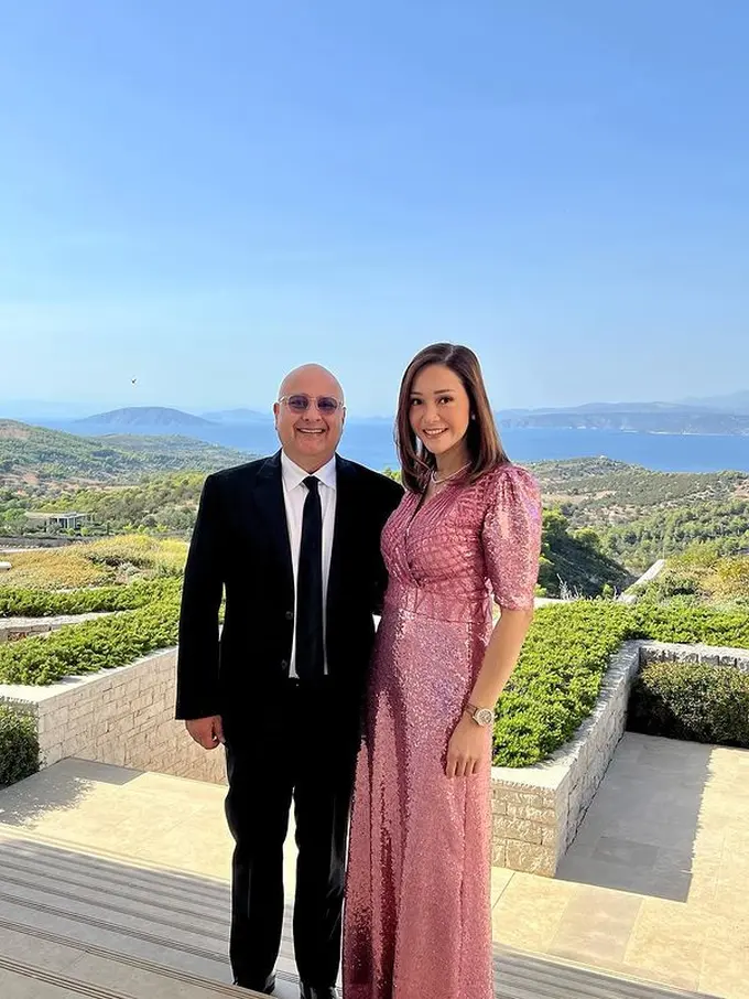 Pesona Maia Estianty Layaknya Bangsawan Kenakan Gaun Pink Saat Liburan di Yunani