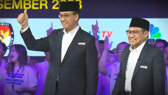 <p>Calon Wakil Presiden Muhaimin Iskandar atau Cak Imin bersama Capres Anies Baswedan di arena debat cawapres perdana di JCC Senayan, Jakarta, Jumat (22/12/2023). (Foto: Tangkapan layar dari Youtube KPU).</p>