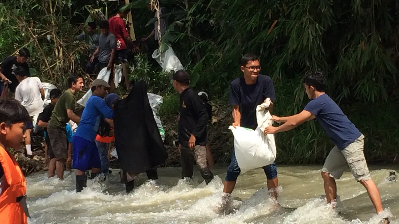 Sungai Cigayam Cirebon Bak Kolam Limbah Industri Batu Alam