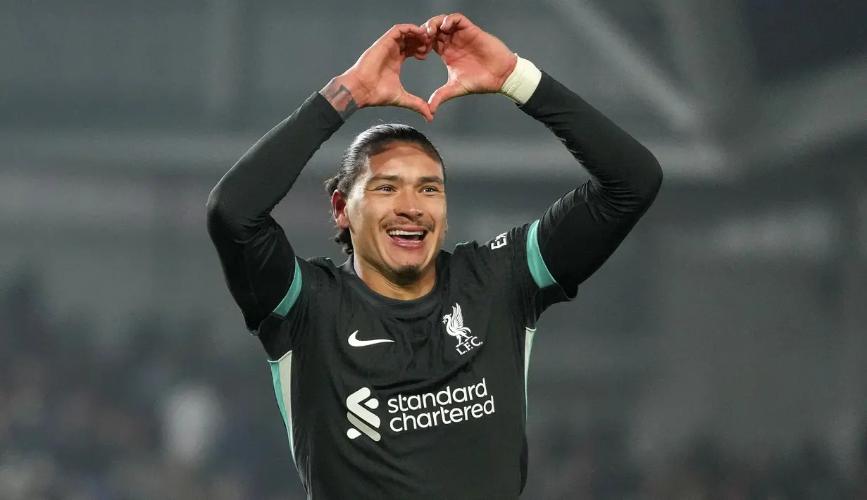 Pemain Liverpool, Darwin Nunez melakukan selebrasi setelah mencetak gol kemenangan dalam laga lanjutan Liga Inggris 2024/2025 melawan Brentford di Gtech Community Stadium, London, Inggris, Minggu (19/01/2025) WIB. (AP Photo/Kirsty Wigglesworth)