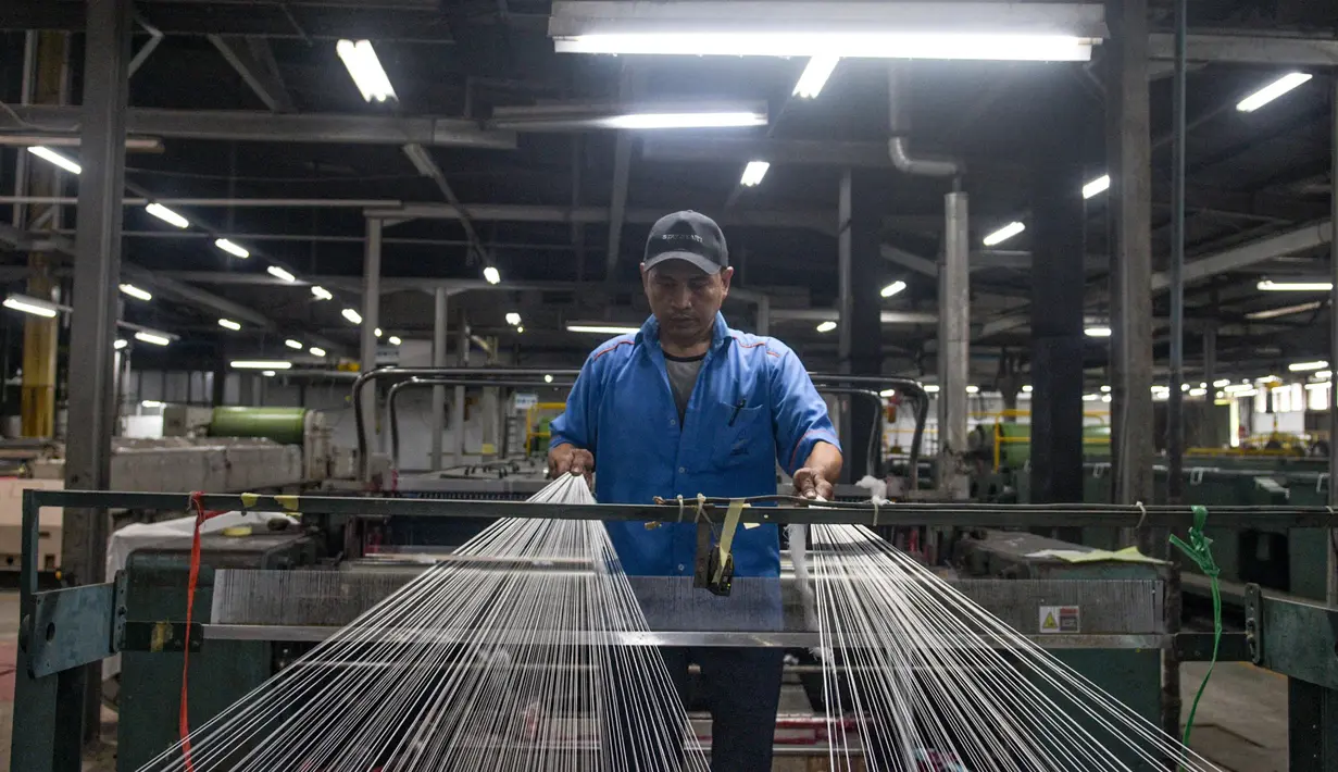 Tekstil dan produk tekstil dari pabrik ini memasok pasar lokal dan mancanegara seperti negara-negara di benua Amerika, Asia, Australia, Afrika, dan Eropa. (TIMUR MATAHARI/AFP)