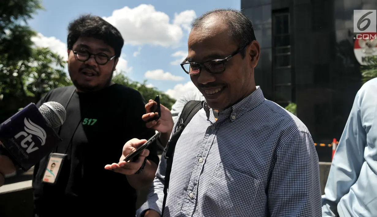 Bupati Temanggung, Muhammad Al Khadziq meninggalkan Gedung KPK seusai menjalani pemeriksaan di Jakarta, Kamis (2/5/2019). Suami Wakil Ketua Komisi VII DPR Eni Maulani Saragih itu diperiksa sebagai saksi untuk tersangka Direktur Utama nonaktif PT PLN, Sofyan Basir. (merdeka.com/Iqbal S Nugroho)