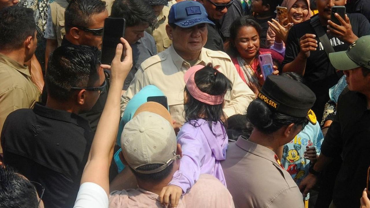 Selain meninjau rumah apung, Prabowo juga berkesempatan berdialog langsung dengan warga nelayan untuk mendengarkan aspirasi dan masukan mereka. Foto: merdeka.com / Arie Basuki