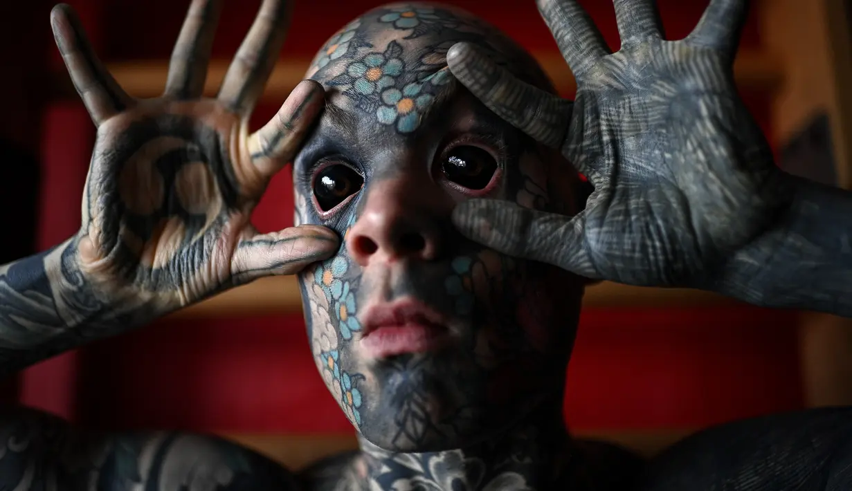 Guru sekolah dasar Prancis dan penggemar tato Sylvain Helaine, yang dikenal sebagai Freaky Hoody, berpose selama sesi foto di Palaiseau, selatan pinggiran kota Paris (22/9/2020). (AFP/Christophe Archambault)