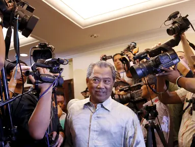 Mantan Wakil PM, Muhyiddin Yassin tiba di ruang konferensi pers, Kuala Lumpur , Malaysia, Rabu, (29/7/2015).  Perdana Menteri Malaysia Najib Razak memecat wakilnya, Muhyiddin Yassin dalam perombakan kabinet pada 28 Juli 2015. (REUTERS/Olivia Harris)