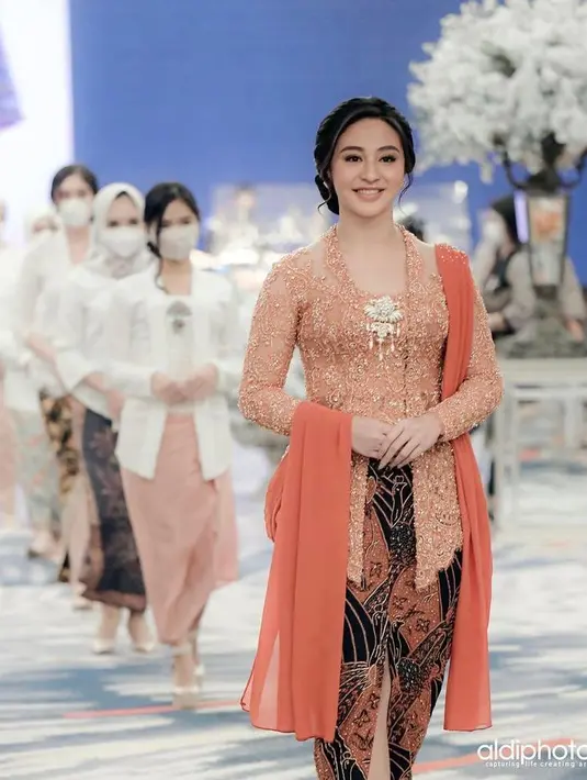 Kebaya payet kutubaru orange, rok jarik belah depan, serta selendang dari Margin Wieheerm bisa jadi referensi menawan. (Instagram/aldiphoto).