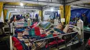 Para korban gempa bumi mendapatkan perawatan di tenda medis darurat di depan Rumah Sakit Ruteng di Ruteng, Manggarai, Nusa Tenggara Timur, Sabtu malam, 15 Agustus 2025. (AFP/ Juni Kriswanto)