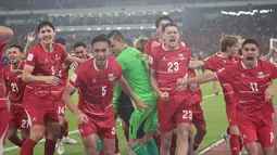 Para pemain Timnas Indonesia berlari menuju tribun penonton setelah memenangkan adu penalti atas Thailand pada final FIFA ASEAN Cup 2026 di Stadion Utama Gelora Bung Karno (SUGBK), Jakarta, Senin (5/10/2026). (KLY/Budy Santoso)
