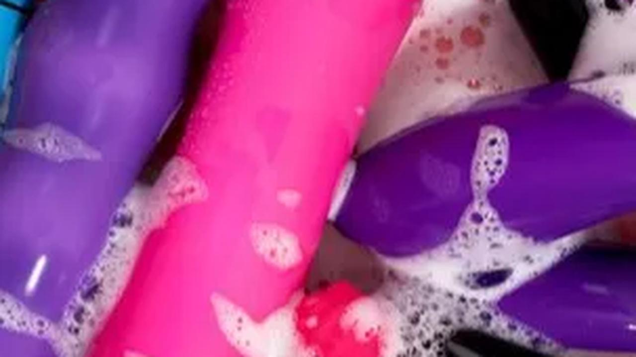 1. Bersihkan Secara Rutin: Cuci vibrator sebelum dan setelah digunakan menggunakan cairan pembersih khusus atau air hangat dan sabun ringan.