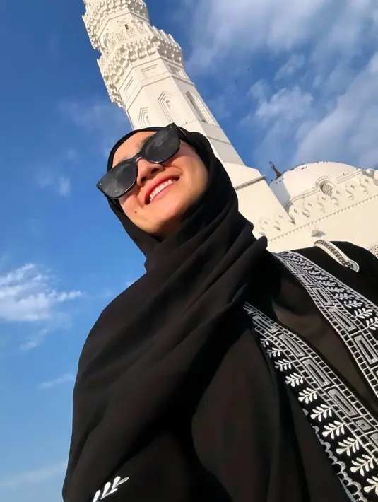 Febby Rastanty tampil anggun dalam balutan gamis dan hijab seperti kebanyakan perempuan yang sedang mrnjalankan ibadah umrah