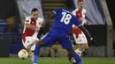 Bek Slavia Praha, Jan Boril (kiri) melepaskan umpan di depan gelandang Leicester City, Daniel Amartey dalam laga leg kedua babak 32 Besar Liga Europa 2020/21 di King Power Stadium, Kamis (25/2/2021). Slavia Praha menang 2-0 atas Leicester City dan lolos ke babak 16 Besar. (AP/Rui Vieira)