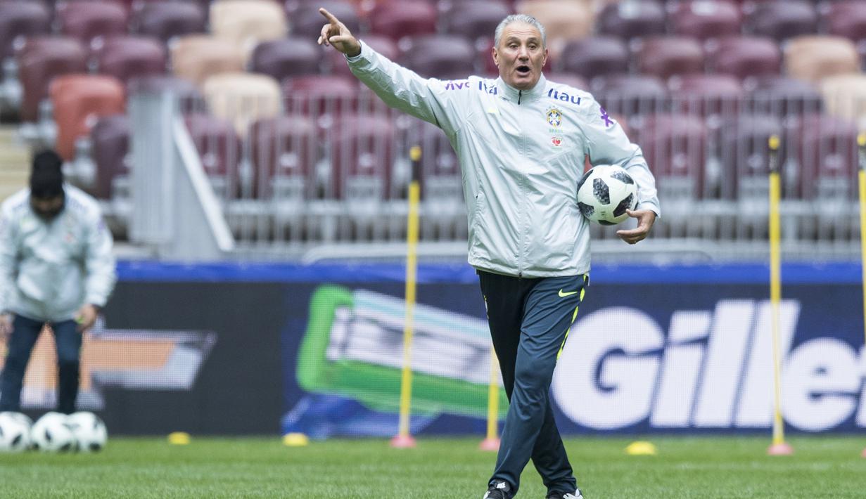 Pelatih Brasil, Tite memberikan arahan kepada timnya saat sesi latihan di Stadion Olimpiyskiy Luzhniki, Moskva, Rusia, (22/3/2018). Brasil akan melawan Rusia pada laga uji coba 23 Maret. (AP/Pavel Golovkin)