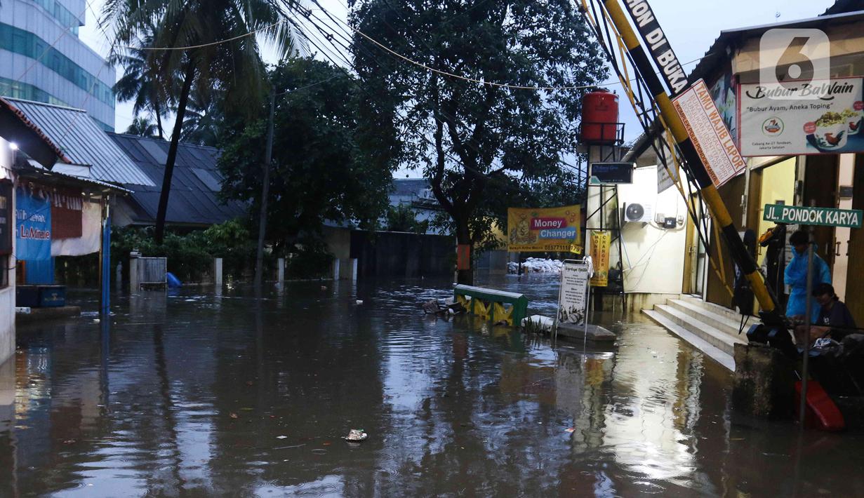 Kondisi banjir yang melanda Jalan Pondok Karya, Jakarta, Rabu (4/1/2023). Hujan deras yang terjadi pada Rabu sore membuat Kali Mampang meluap hingga menyebabkan banjir di kawasan tersebut dengan ketinggian bervariasi mulai dari 40 hingga 60 cm. (Liputan6.com/Herman Zakharia)