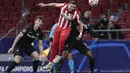 Pemain Atletico Madrid, Hector Herrera berebut bola dengan pemain Salzburg, Majeed Ashimeru pada pertandingan grup A Liga Champions di stadion Wanda Metropolitano di Madrid, Spanyol, Selasa (27/10/2020).  Atletico Madrid menang 3-2 atas Salzburg. (AP Photo/Manu Fernandez)