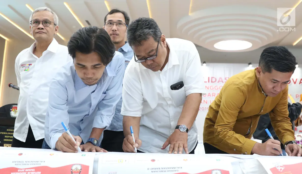 Perwakilan partai politik memvalidasi dan menandatangani persetujuan surat suara pemilihan Presiden dan Wakil Presiden serta anggota DPR RI pemilu 2019 di Jakarta, Jumat (4/1). (Liputan6.com/Helmi Fithriansyah)