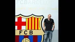 Pemain berusia 30 tahun itu akan merumput di Camp Nou selama empat musim ke depan dengan opsi tambahan semusim di akhir durasi kontraknya, Rabu (23/7/14). (REUTERS/Albert Gea) 