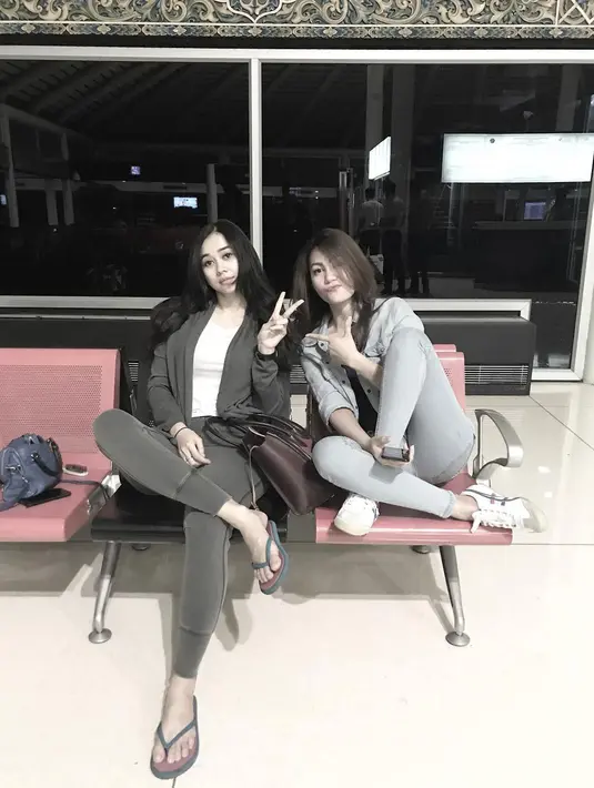 Kalau yang satu ini, Aura memakai legging dan jaket  abu-abunya, dan kaos dalamannya ia memilih warna putih. Lagi-lagi, ia memilih sandal jepait sebagai alas kakinya. (Instagram/aurakasih)