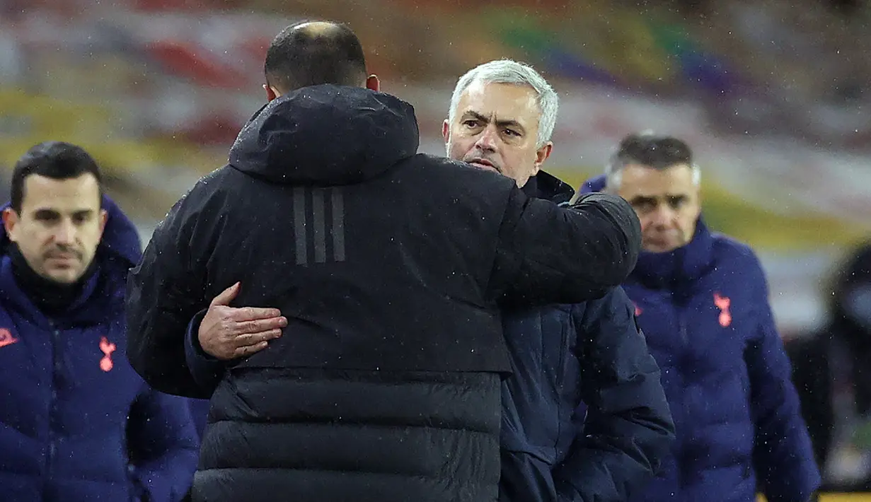 Manajer tim Tottenham Hotspur, Jose Mourinho berpelukan dengan manajer tim Wolverhampton Wanderers, Muno Espirito Santo usai berakhirnya laga lanjutan Liga Inggris 2020/21 pekan ke-15 di Molineux Stadium, Minggu (27/12/2020). Tottenham bermain imbang 1-1 dengan Wolves. (AFP/Carl Recine/Pool)