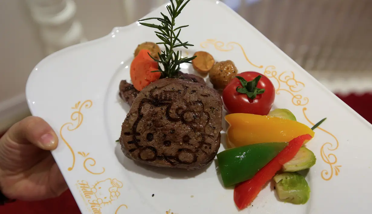 Steak berbentuk Hello Kitty disebuah restoran di Shanghai, Cina, April 9, 2016. Restoran ini merupakan restoran pertama yang resmi memakai Hello Kitty sebagai temanya.( REUTERS/ Ealy Son)