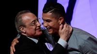Penyerang Juventus, Cristiano Ronaldo memeluk presiden Real Madrid, Florentino Perez  usai mandapat ucapan selamat setelah meraih penghargaan media olahraga top Spanyol, Marca di Reina Victoria Theater, Madrid (29/7/2019). (AFP Photo/Javier Soriano)