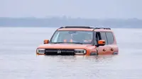Jetour Zongheng G700 yang sedang melewati sungai. (Foto: CNC)