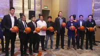 Para petinggi klub peserta ASEAN Basketball League berfoto bersama pada acara launching pada kompetisi di Manila, Filipina, Selasa (17/10/2017). (Bola.com/Zulfirdaus Harahap)