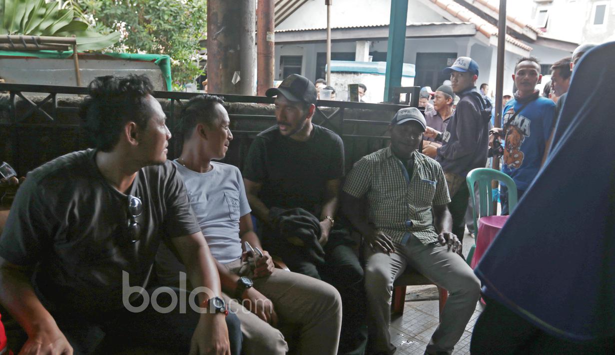 Alex Pulalo (kana) dan Leonard Tupamahu (4kiri) tiba di rumah duka Cijantung. (Bola.com/Nicklas Hanoatubun)