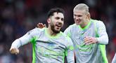 Pemain Manchester City, Rayan Cherki, bersama Erling Haaland merayakan gol ke gawang Nottingham Forest pada laga pekan ke-18 Premier League di Stadion The City Ground, Sabtu (27/12/2025). (Barrington Coombs/PA via AP)