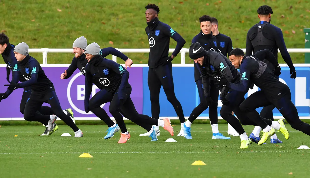 Gelandang Inggris Raheem Sterling (keempat kiri) bersama rekan-rekannya berlatih jelang menghadapi Montenegro pada babak kualifikasi Grup A Piala Eropa 2020 di St George's Park, Burton-on-Trent, Inggris, Selasa (12/11/2019). Inggris menjamu Montenegro di Stadion Wembley. (Paul ELLIS/AFP)