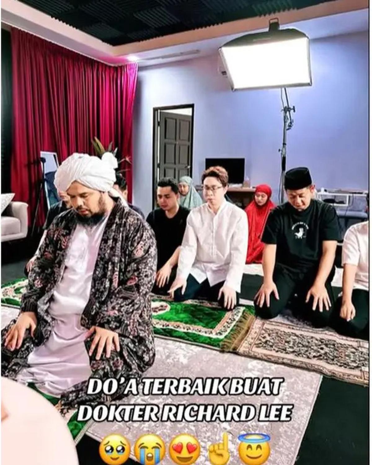 6 Potret Detik-detik Richard Lee Mualaf, Disaksikan Ustaz Derry dan Felix Siauw