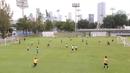 Suasana latihan Bhayangkara FC di Lapangan B Senayan, Jakarta, Kamis (4/1/2023). Bhayangkara FC saat ini menduduki posisi buncit alias peringkat 18 dalam klasemen sementara BRI Liga 1 2023-2024. (Bola.com/M Iqbal Ichsan)