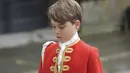 <p>Mengenakan seragam merah, Pangeran George terlihat gagah dan tampan. (Dan Charity/Pool Photo via AP)</p>