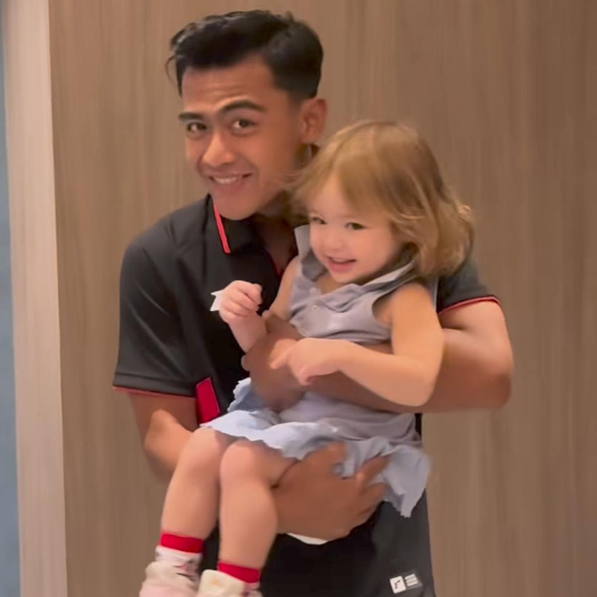 Potret Menggemaskan Pratama Arhan Momong Baby Kamari Anak Jennifer Coppen Jelang Laga Timnas Indonesia Vs Jepang
