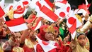 Sejumlah anak mengenakan baju daerah dan membawa bendera Indonesia dan Jepang saat menyambut kedatangan PM Jepang, Shinzo Abe di Istana Kepresidenan Bogor, Jawa Barat, Minggu (15/1). (Liputan6.com/Panca Syurkani/Pool)