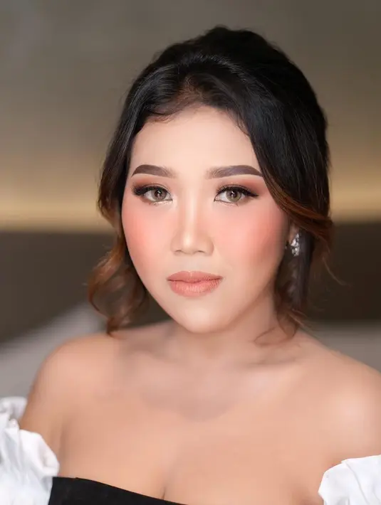 Jika biasanya tampil dengan makeup natural, pesona wanita berusia 28 tahun ini begitu terpancar dengan makeup flawless. Riasan matanya yang tajam membuat dirinya begitu elegan.(Liputan6.com/IG/@kikysaputrii)